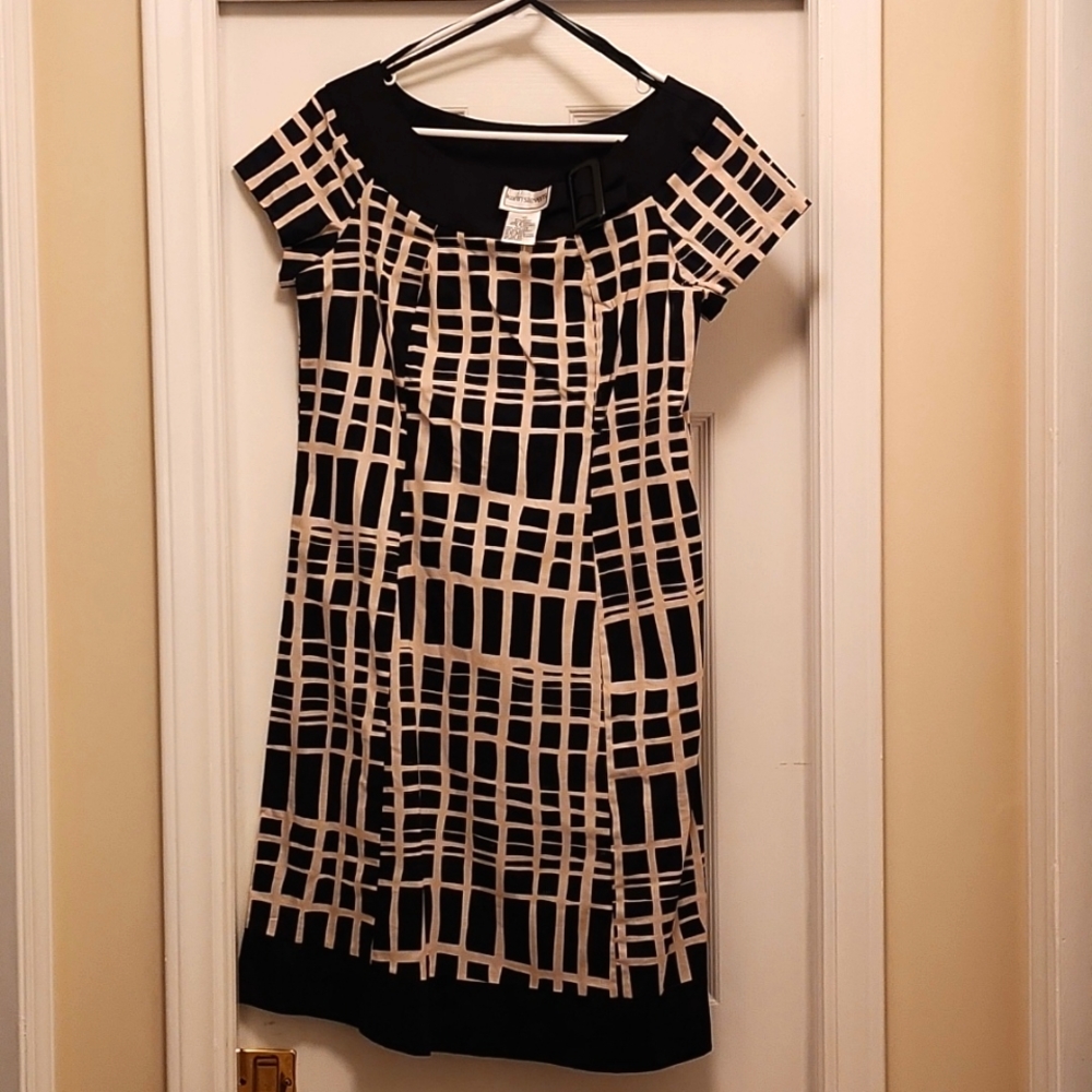 60s-style cap sleeve shift dress